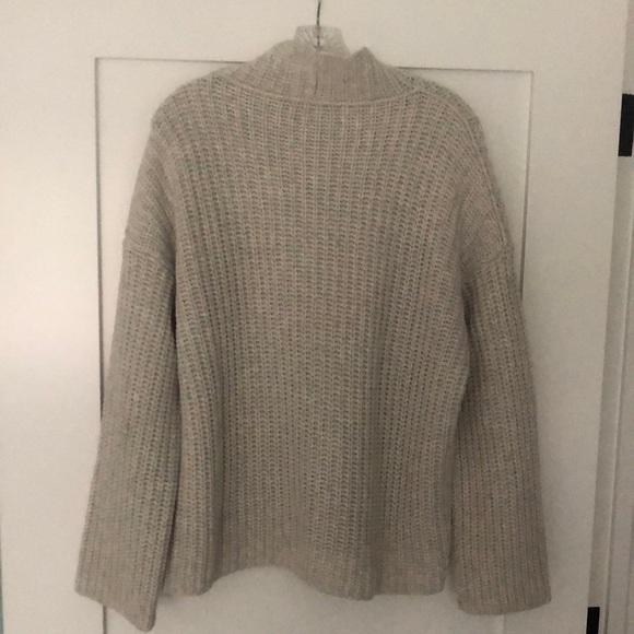 Vince mock neck sweater. Light gray made with wool viscose and cashmere. - Picture 6 of 6